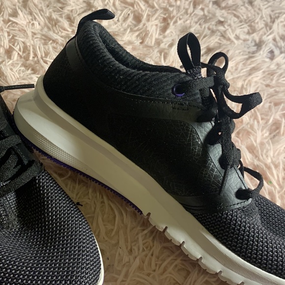 black and purple Reebok worn once a little dusty - Picture 3 of 3